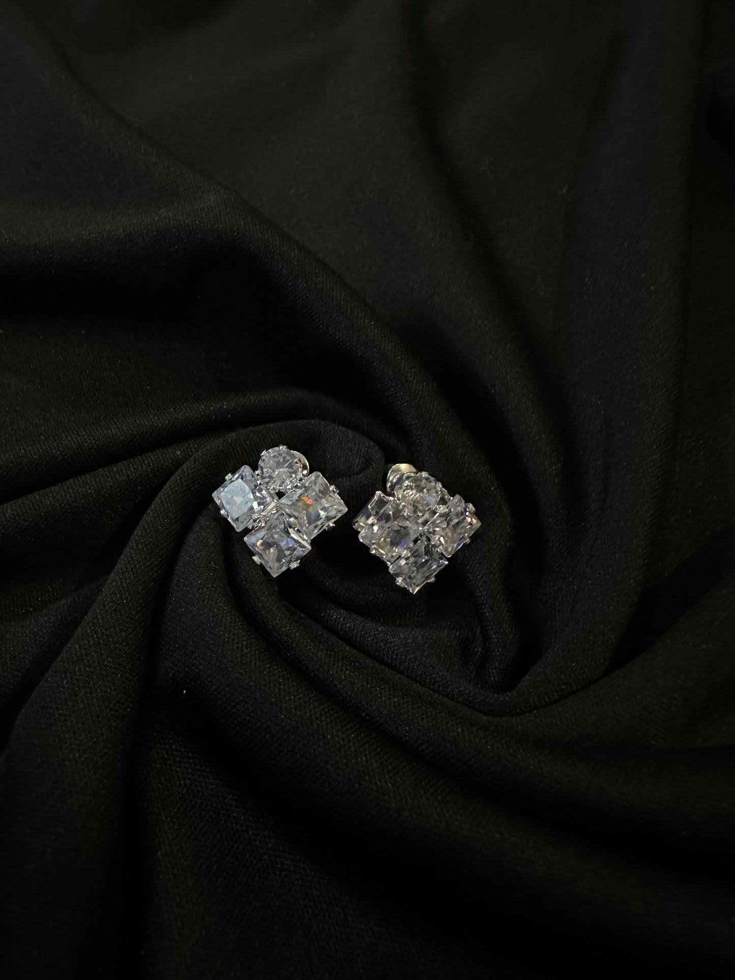 🎁 Cluster Sparkle Stud Earrings (100% off)
