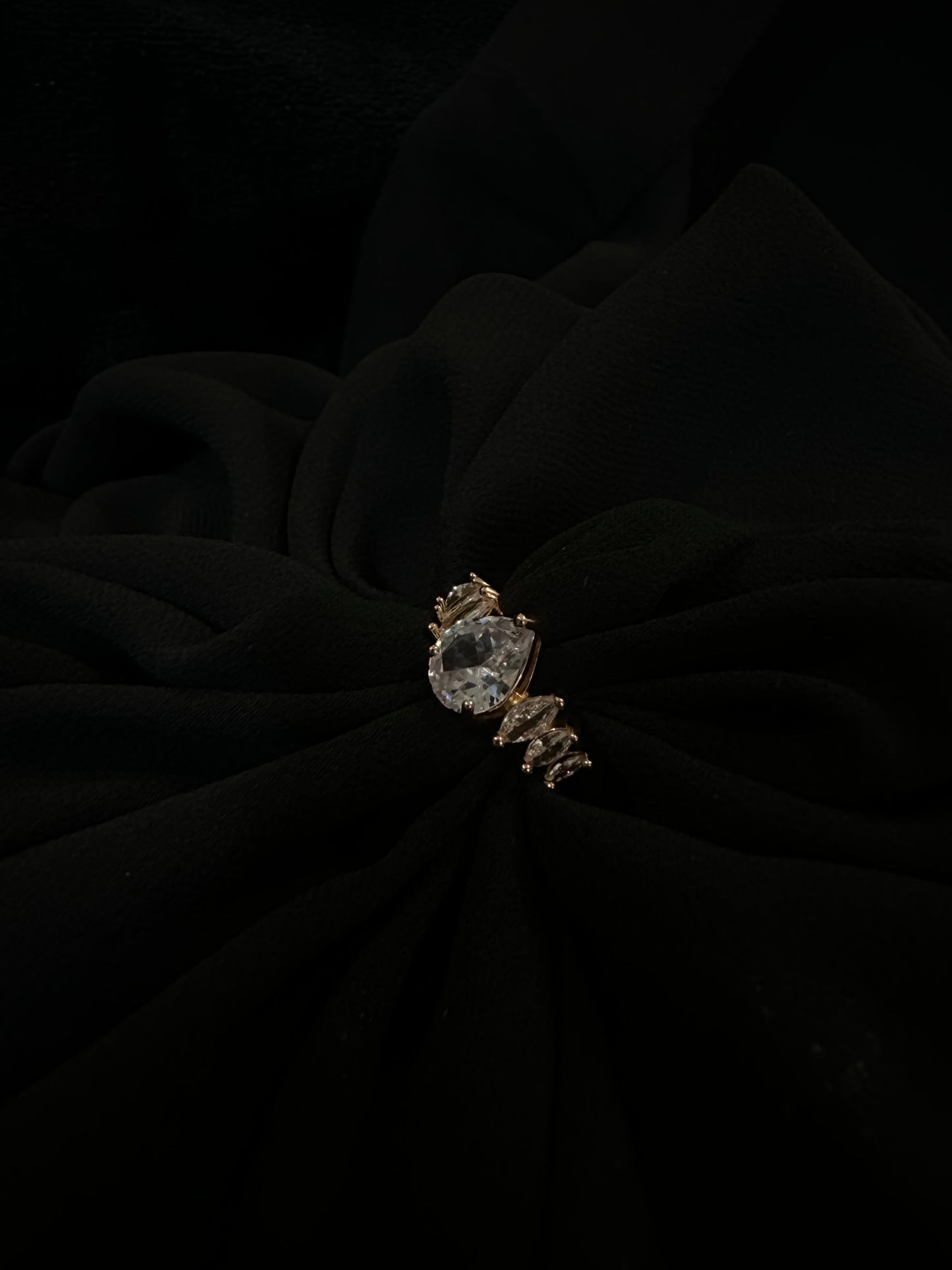 🎁 Oval-Cut Sparkling Stone Ring (100% off)