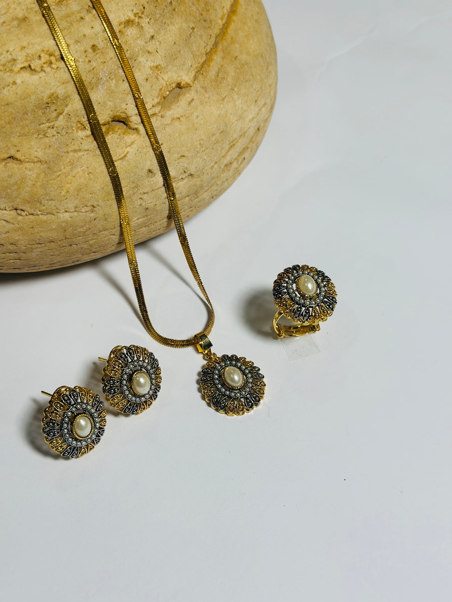 Vintage Radiance Jewelry Set