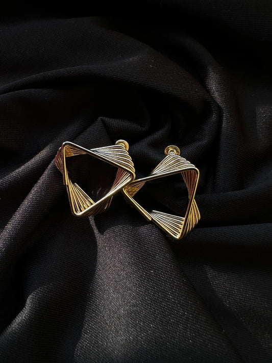 🎁 Golden Flux Triangle Earrings (100% off)