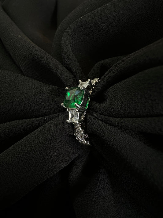 🎁 Emerald Grace Ring (100% off)
